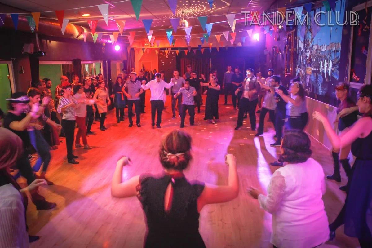 Fiesta veneciana: jugar, vestirse y bailar juntos.
