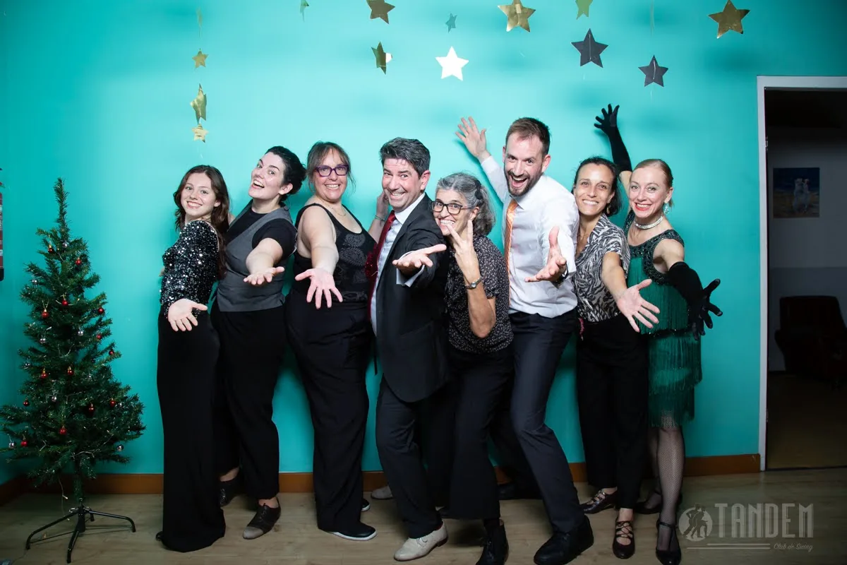 La comunidad Tandem celebrando junta en una fiesta de aniversario